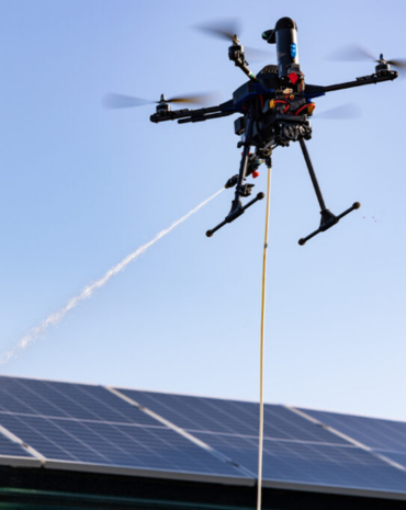 Le drone nettoie efficacement les panneaux solaires