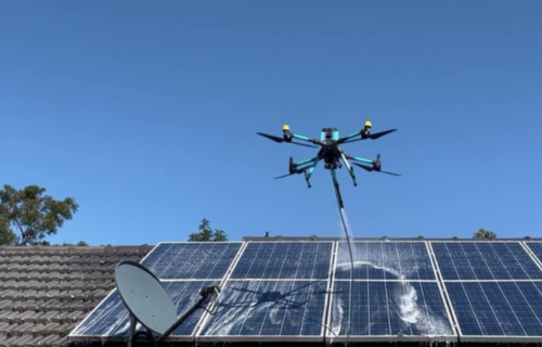 Le nettoyage des panneaux solaires par drone augmente leur efficacité