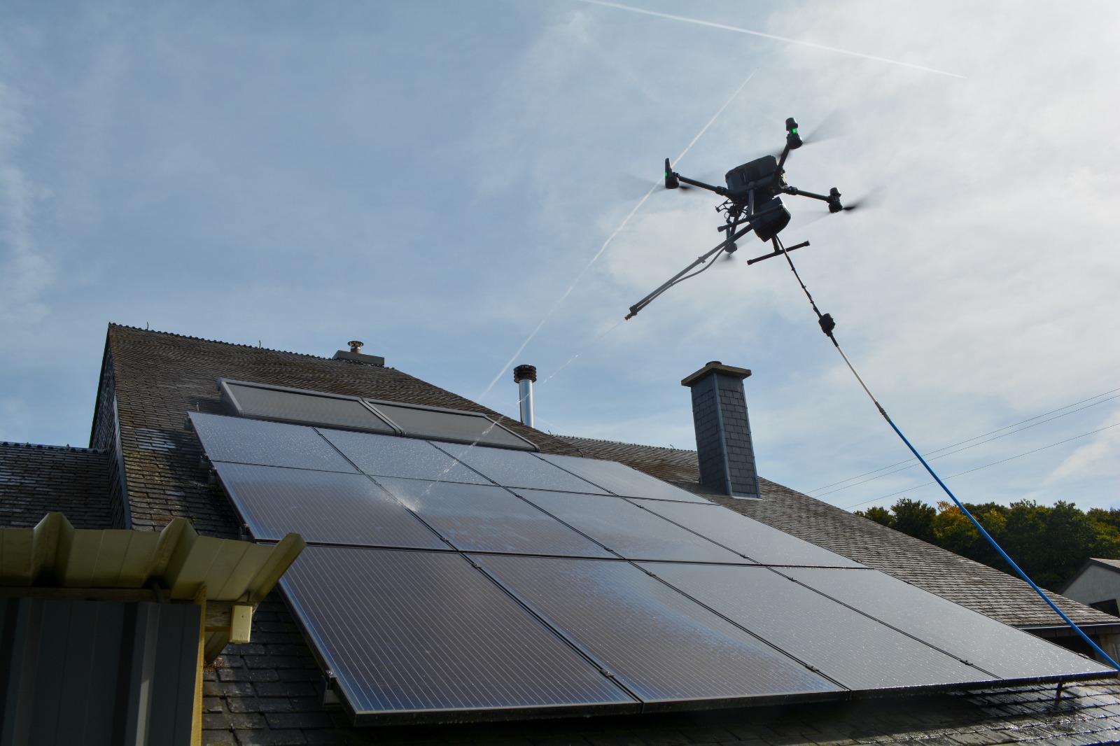 Icare Drone nettoie panneaux solaires, toitures et façades