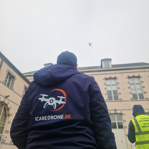Équipe Icare Drone intervenant pour le nettoyage de toiture et façade par drone en Belgique