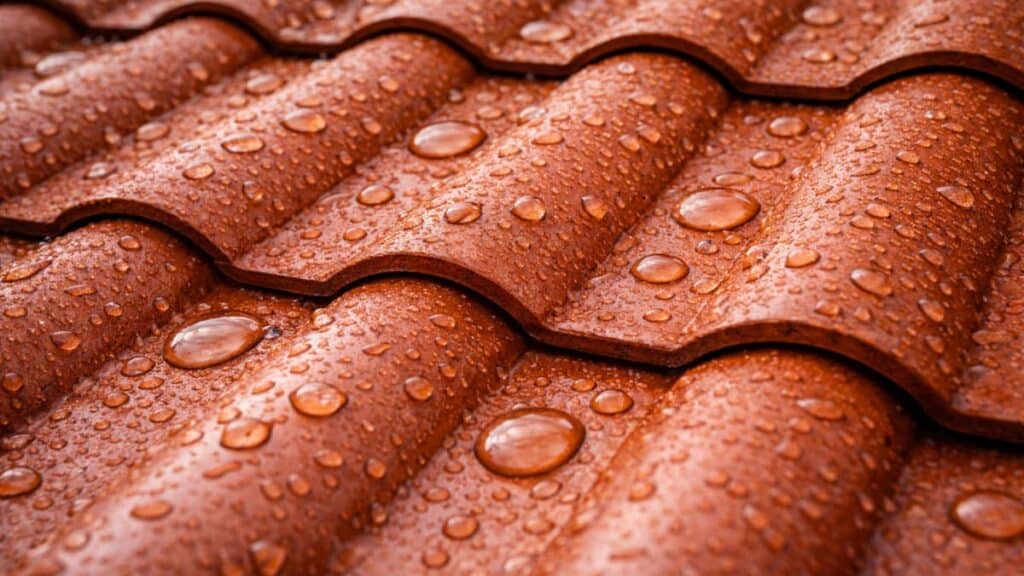 Effet déperlant d’un traitement hydrofuge sur toiture en tuiles