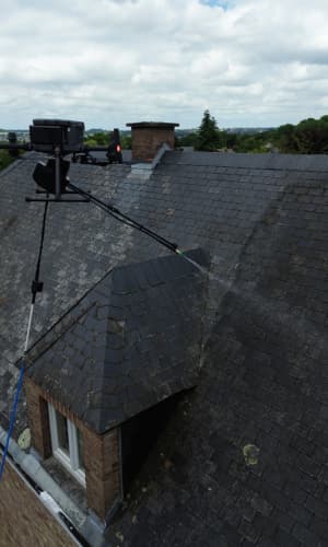 Drone d'Icare Drone en plein nettoyage toiture