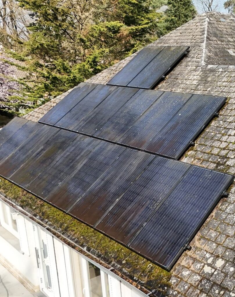 Panneaux solaires nettoyés sur toiture à Tubize après intervention par drone Icare Drone