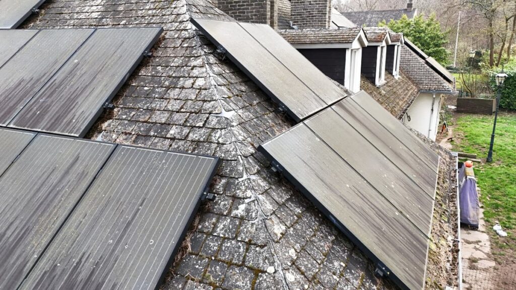 nettoyage panneaux photovoltaïques Tubize avant intervention panneaux solaires encrassés toiture