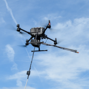 Un drone pulvérisateur de la société Icare Drone en action