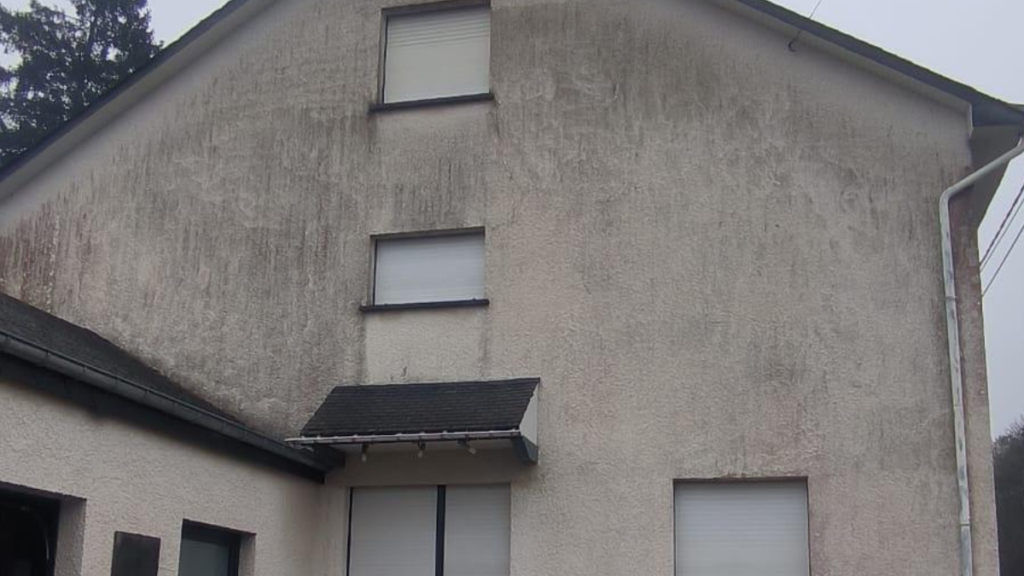 Façade de maison encrassée par la pollution et l’humidité avant nettoyage de façade