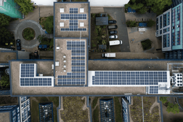 Icare s'adresse aussi aux entreprises pour le nettoyage de bâtiments professionnels et les panneaux solaires