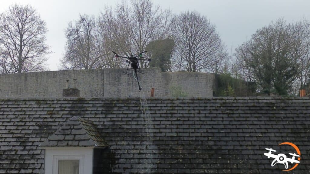 Un drone Icare Drone nettoie une toiture à Mons