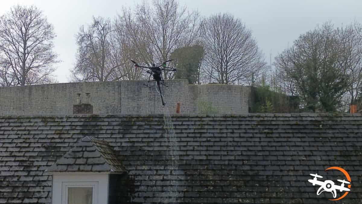 Nettoyage de toiture à Mons, près du Beffroi : intervention par drone sans nacelle (vidéo)