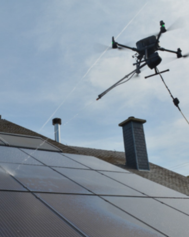 nettoyage de panneaux solaires par drone sans échafaudage