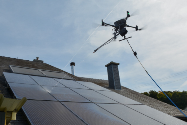 Nettoyer ses panneaux solaires améliore leur rendement.