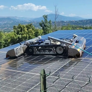 Robot de nettoyage de panneaux solaires sur toiture photovoltaïque