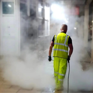 Nettoyage vapeur haute pression écologique pour trottoirs et surfaces industrielles.