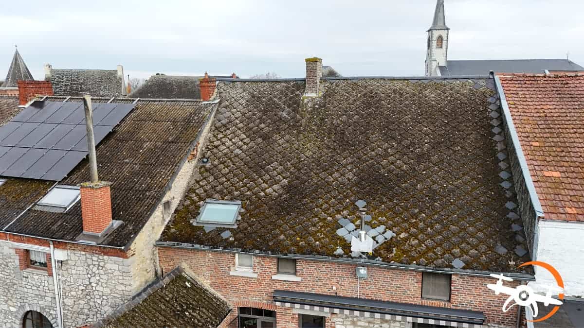 Nettoyage toiture et nettoyage corniches à Clermont (Walcourt) – vidéo