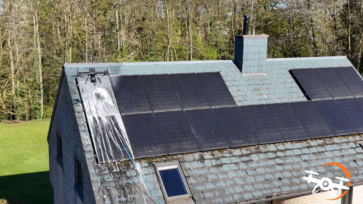 Nettoyage de panneaux solaires à Obaix, dans la commune de Pont-à-Celles (vidéo)