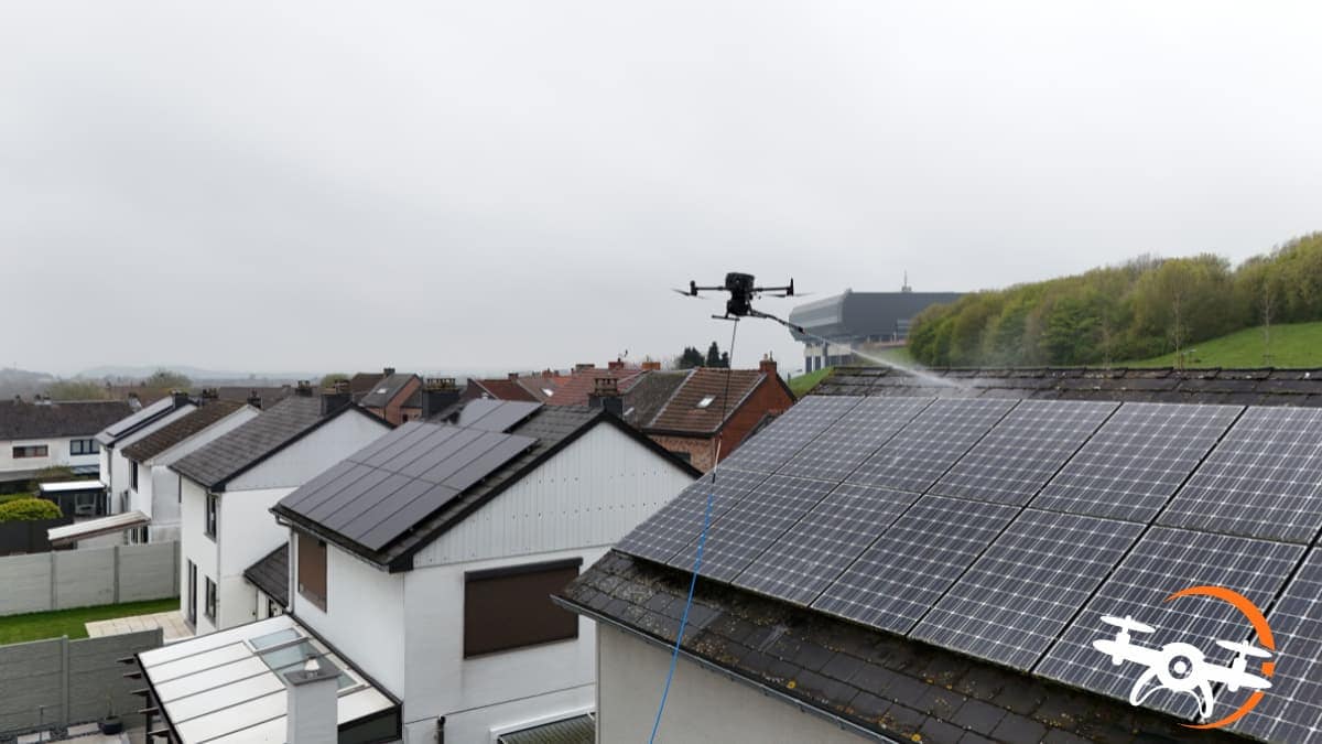 Nettoyage panneaux solaires et toiture à Strépy-Bracquegnies (La Louvière) à côté des ascenseurs à bateau (vidéo)