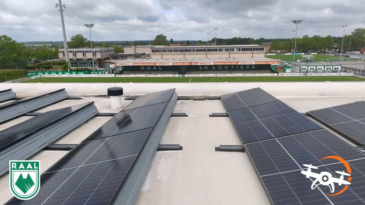 Nettoyage de panneaux solaires sur le toit de l&rsquo;académie de la RAAL à Strépy-Bracquegnies
