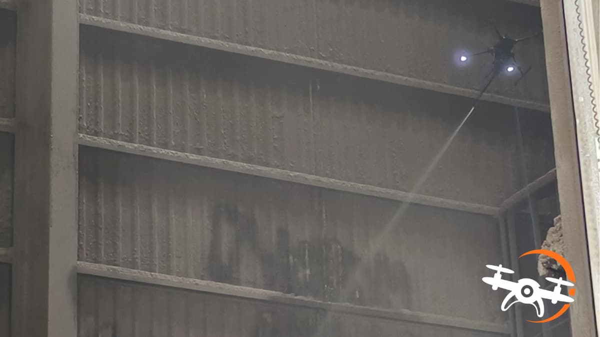 Nettoyage d’un bardage industriel intérieur par drone à Engis : un test spectaculaire… mais pas concluant