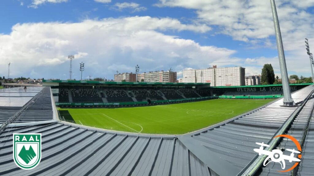 Nettoyage des panneaux solaires sur le toit de la EASI Arena, le stade de la RAAL La Louvière