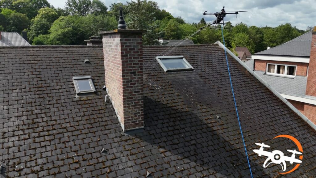 Nettoyage toiture par pulvérisation d'un traitement anti-mousse à Woluwé-Saint-Pierre, à côté de Bruxelles