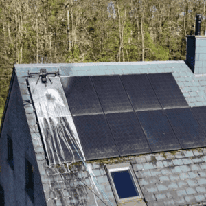 Confiez le nettoyage des panneaux solaires à Icare Drone