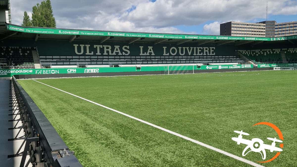 Nettoyage des gradins du stade EASI Arena de la RAAL La Louvière