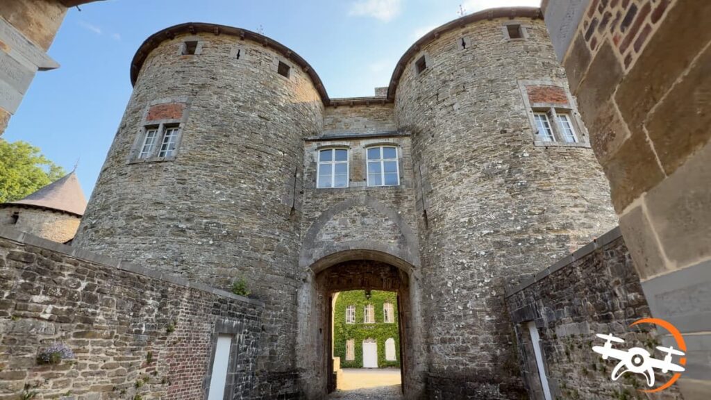 Le château de Corroy-le-Château, comme tous les monuments historiques, n'est pas facile à entretenir.