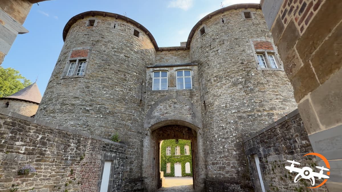 Nettoyage de toiture au Château de Corroy-le-Château : l’innovation au service du patrimoine (vidéo)
