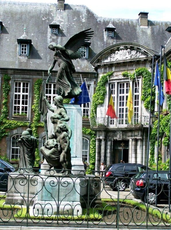 Nettoyage de monuments historiques à la vapeur