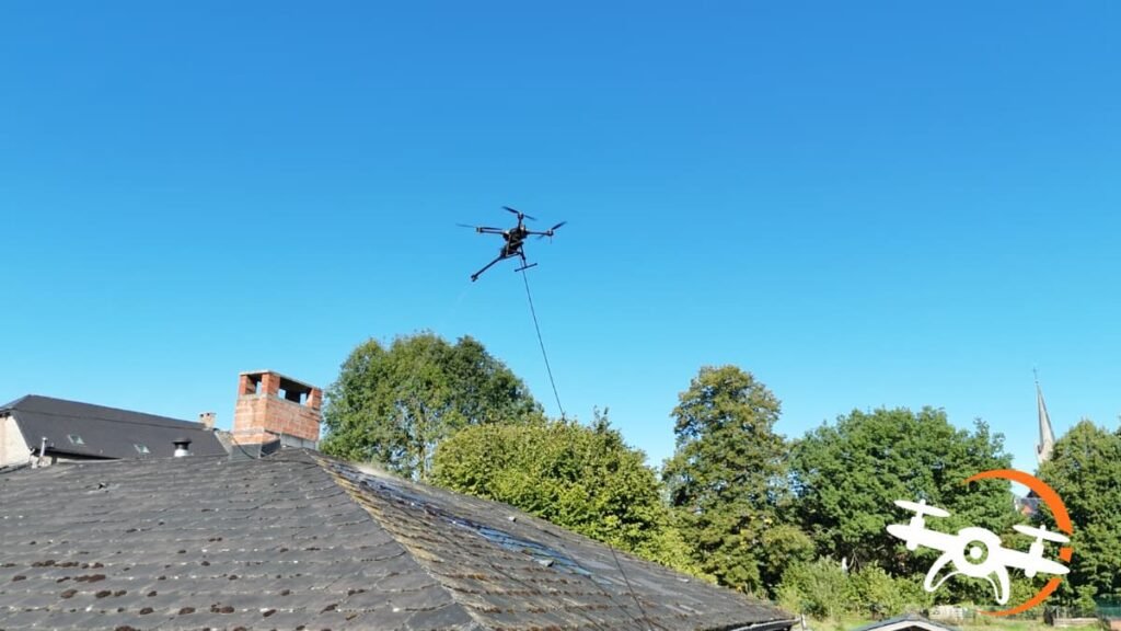 Un drone peut traiter une toiture amiante